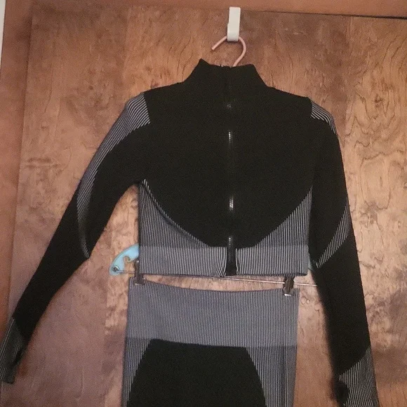 Black & Gray Two-Piece Workout / Yoga - Picture 5 of 9